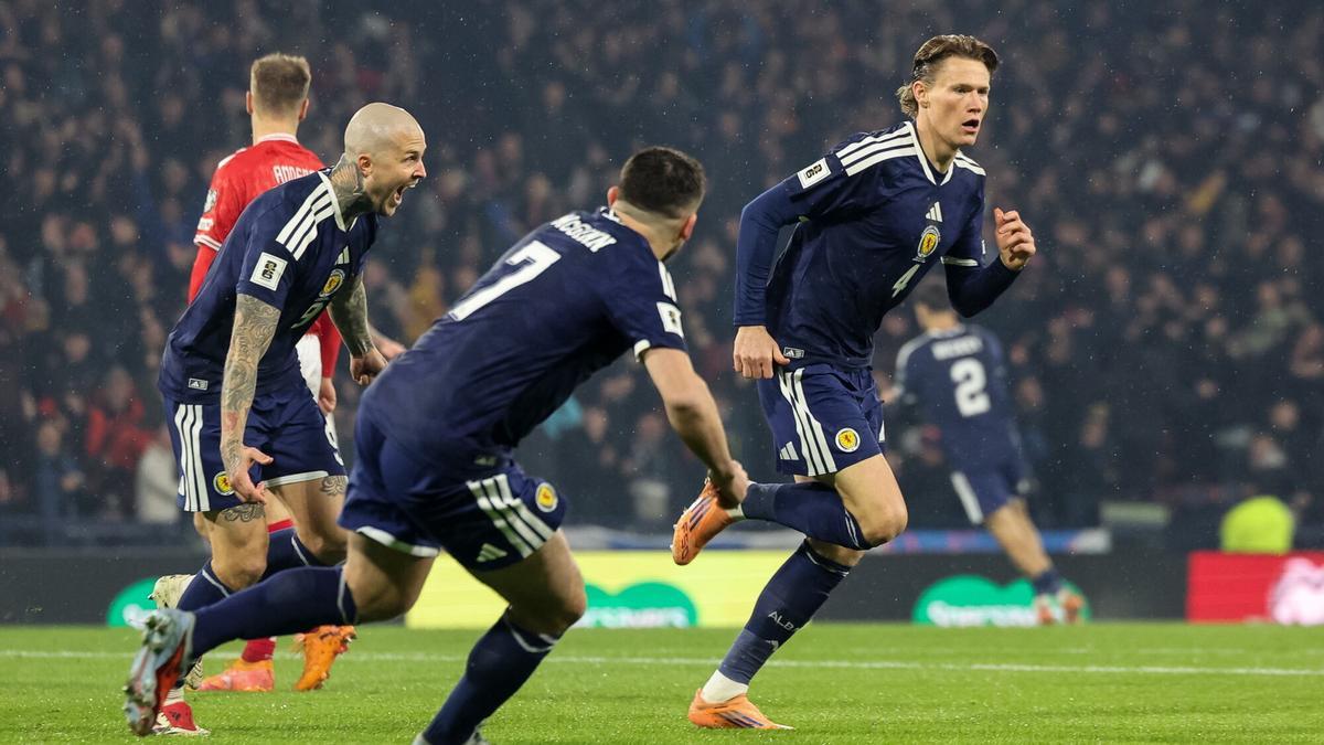 Glasgow (United Kingdom), 18/11/2025.- Scott McTominay of Scotland (R) celebrates scoring the 1-0 goal during the FIFA World Cup 26 UEFA qualifier between Scotland and Denmark in Glasgow, Scotland, Britain, 18 November 2025. (Mundial de Fútbol, Dinamarca, Reino Unido) EFE/EPA/ROBERT PERRY