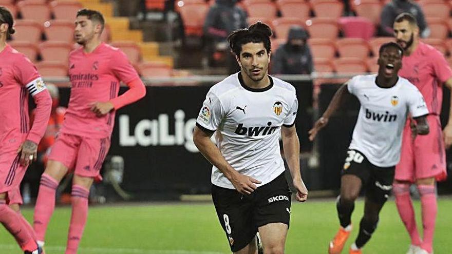 Carlos Soler, celebrando uno de los tres penaltis al Real Madrid.