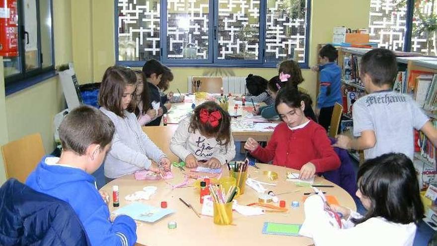 Niños participantes en las actividades de la biblioteca de Caldas.