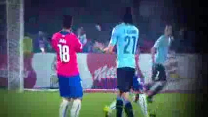 Jara le mete un dedo en el culo a Cavani en el Chile-Uruguay