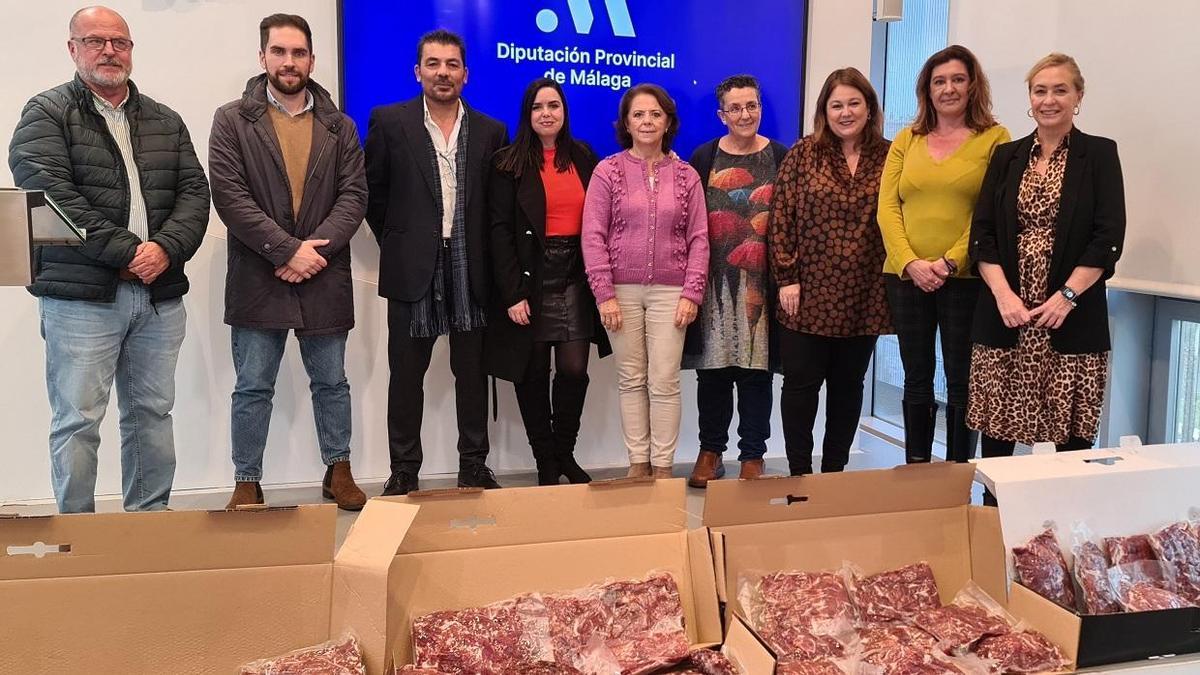 La Diputación ha patrocinado el curso de cortador de jamón y efectuado la donación.