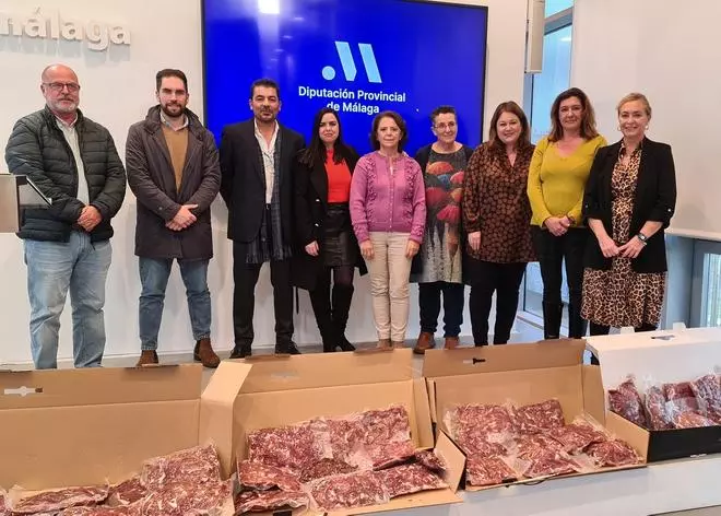 La Diputación entrega 50 kilos de jamón envasado a Proyecto Hombre y Bancosol