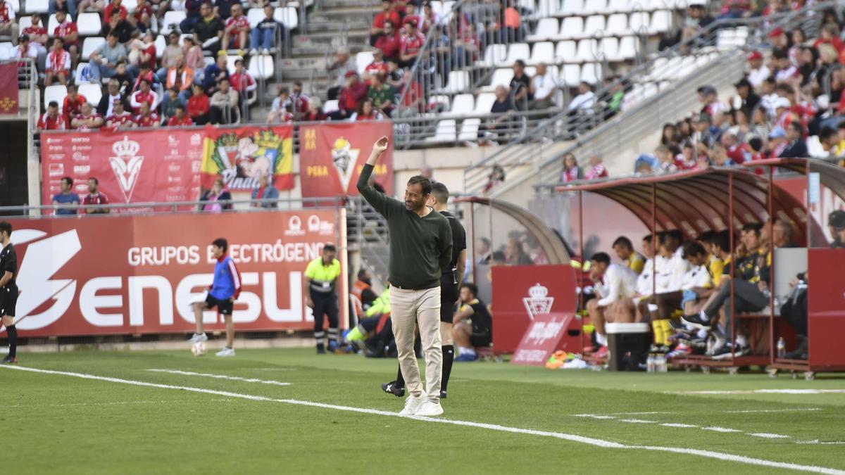 Fran Fernández, técnico grana, da instrucciones desde la banda de Nueva Condomina.