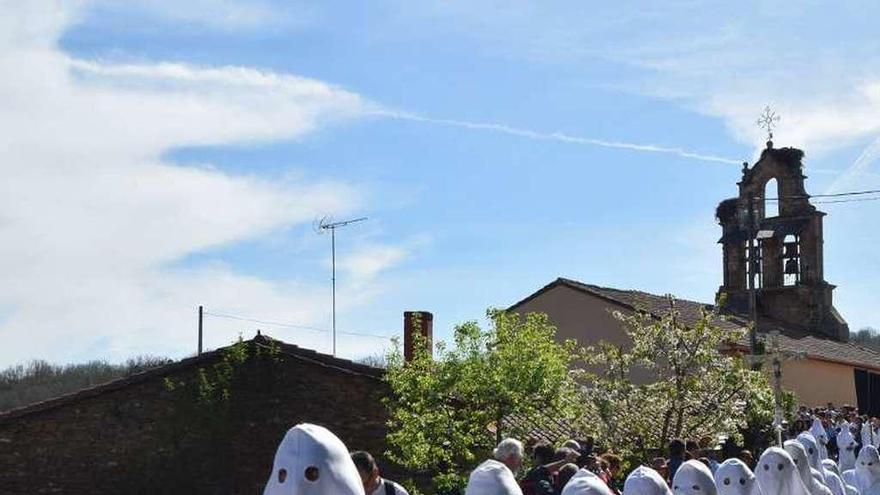 Desarrollo de una de las procesiones de Semana Santa en Bercianos.