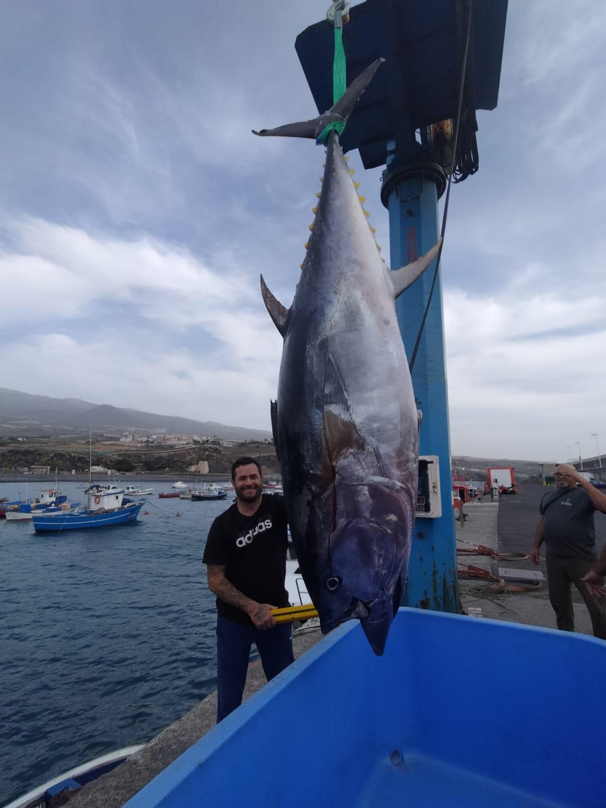 Yeray Amaral posa este lunes con el patudo de 205 kilos que abre la campaña de pesca de este manjar en Tenerife.