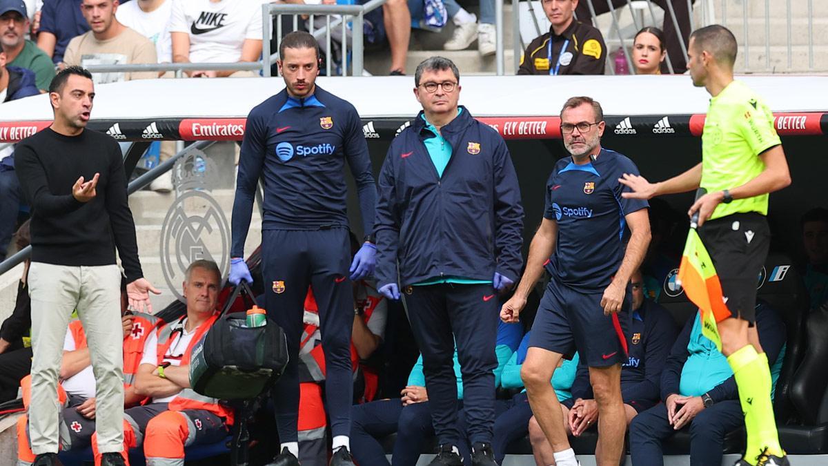 Xavi y su staff sufrieron en el Bernabéu