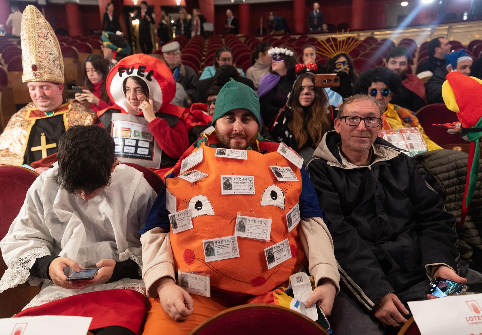 Varias personas disfrazadas al inicio del Sorteo Extraordinario de la Lotería de Navidad 2022, en el Teatro Real de Madrid, a 22 de diciembre de 2022, en Madrid, (España).  El sorteo se celebra en esta ocasión con aforo completo en el patio de butacas del