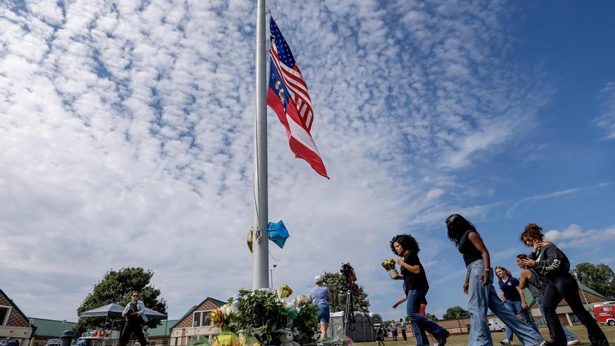 Los dolientes hacen una pausa en un monumento improvisado, un día después del tiroteo mortal en la escuela secundaria Apalachee en Winder, Georgia, EEUU, el 5 de septiembre de 2024.