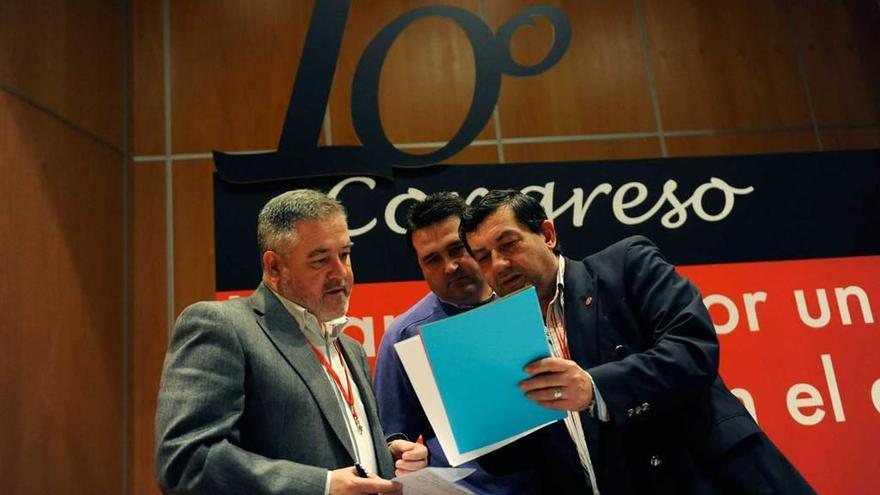 Antonio Pino, José Manuel Rodríguez Baltar y José María Guzmán Pacios repasan unas notas en un pasado congreso de CC OO.
