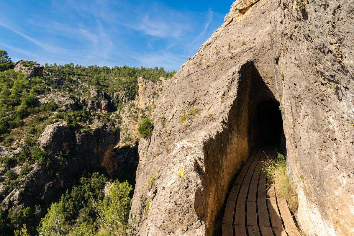 Túnel excavado en la roca en el trazado del acueducto Peña Cortada