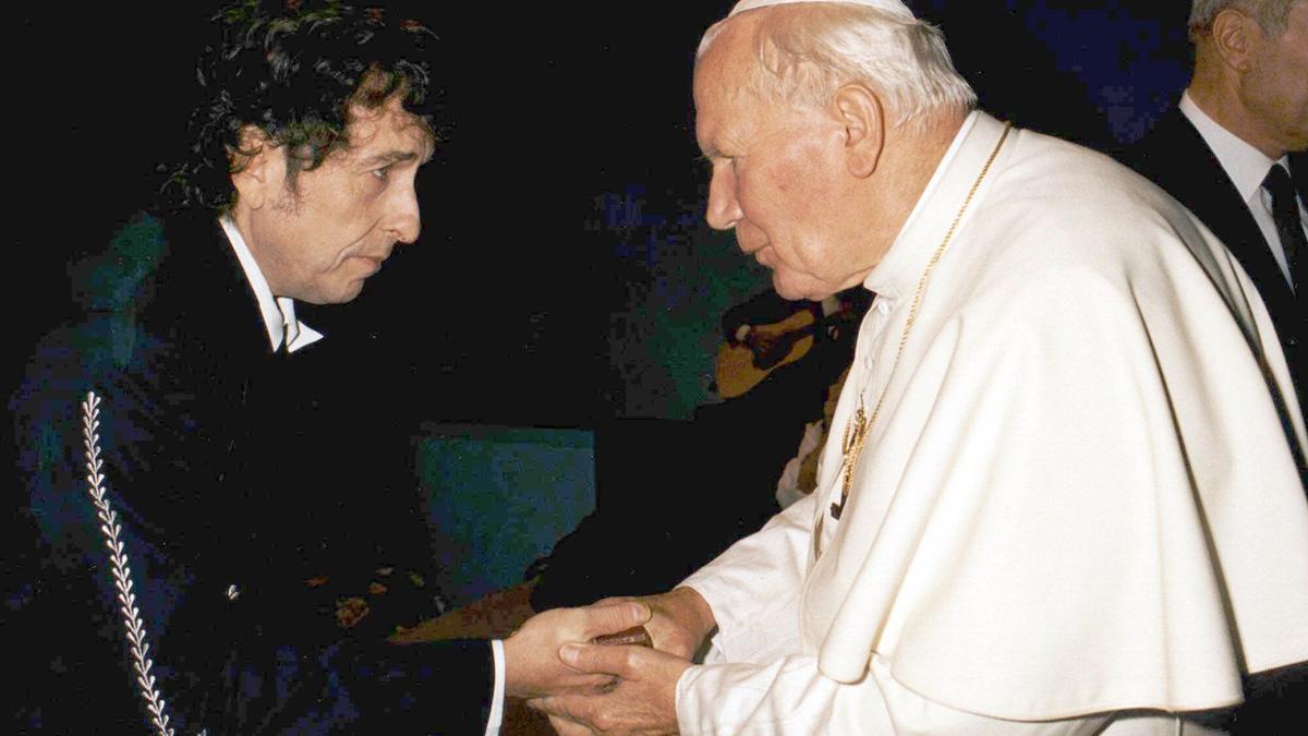 Bob Dylan saluda al Papa Juan Pablo II en Bolonia el 27 de septiembre de 1997