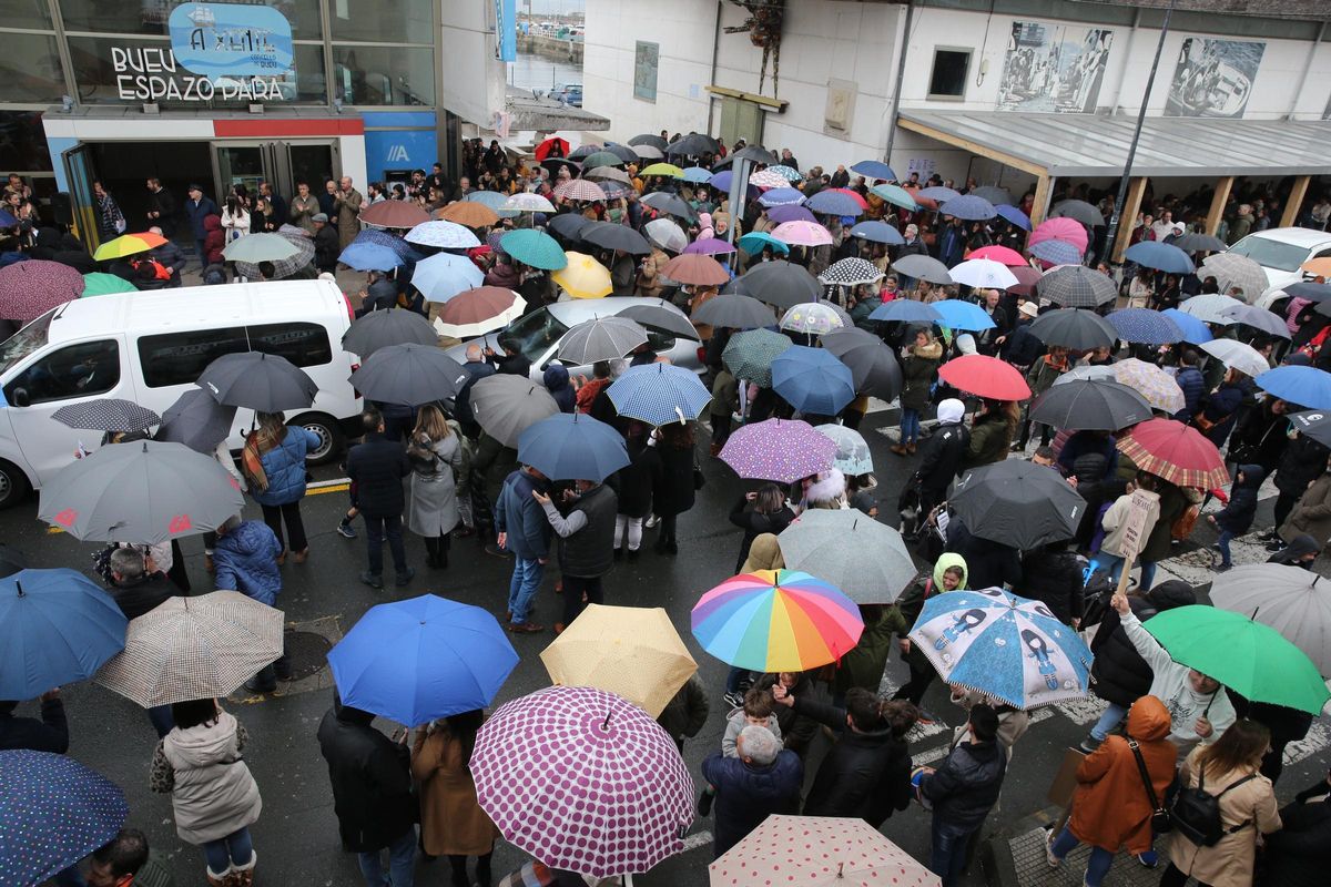 Concentración del pasado domingo para reclamar la cobertura de las plazas de pediatría en el centro de salud de Bueu.