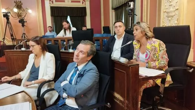 Cabezas vuelve a causar baja en el pleno en el que el PP salva las luces navideñas de Jácome