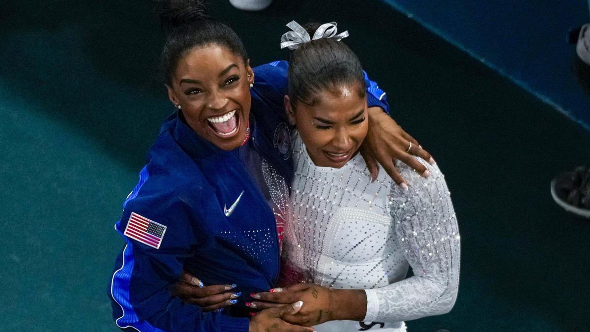 Simone Biles, plata en suelo, se abraza a Jordan Chiles, bronce.