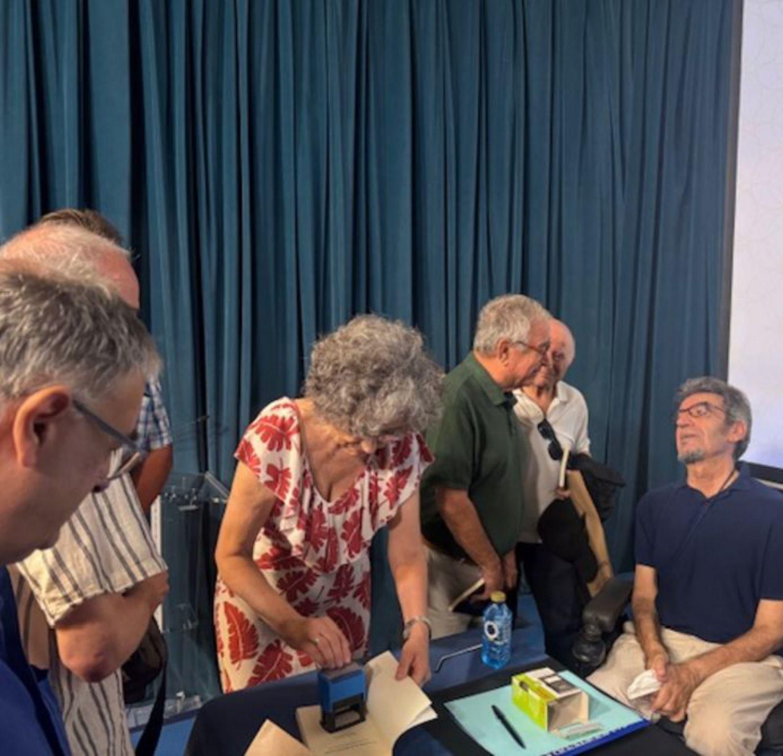 Pepe Reig animó al público a que se acercaraa sellar su libro.