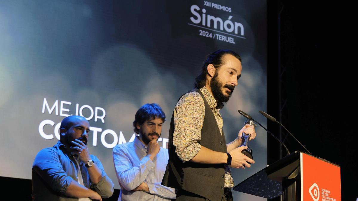 Víctor Izquierdo, director de 'El nuevo barrio', al recoger un Premio Simón.