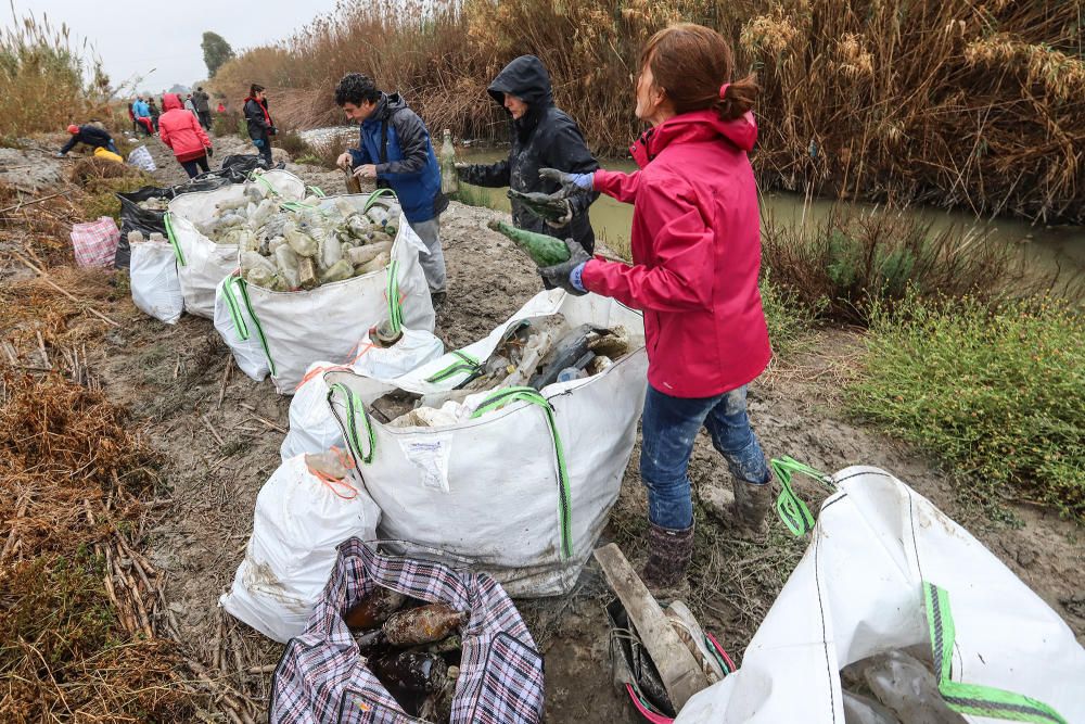 Retiran diez toneladas de residuos en el azarbe de Pineda