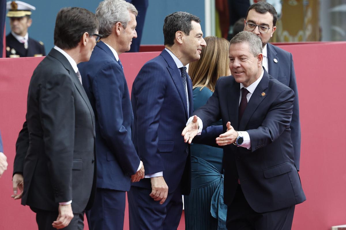 MADRID, 12/10/2025.- El presiente de la Xunta, Alfonso Rueda (2i), el presidente de Andalucía, Juanma Moreno (c) junto con el presidente de Asturias, Adrián Barbón (), el presidente de Castilla La-Mancha, Emiliano García-Page (2d) y el presidente de la Generalitat, Salvador Illa (i) antes del desfile de las Fuerzas Armadas con motivo de la Fiesta Nacional en la tribuna de autoridades este domingo. EFE/ Chema Moya