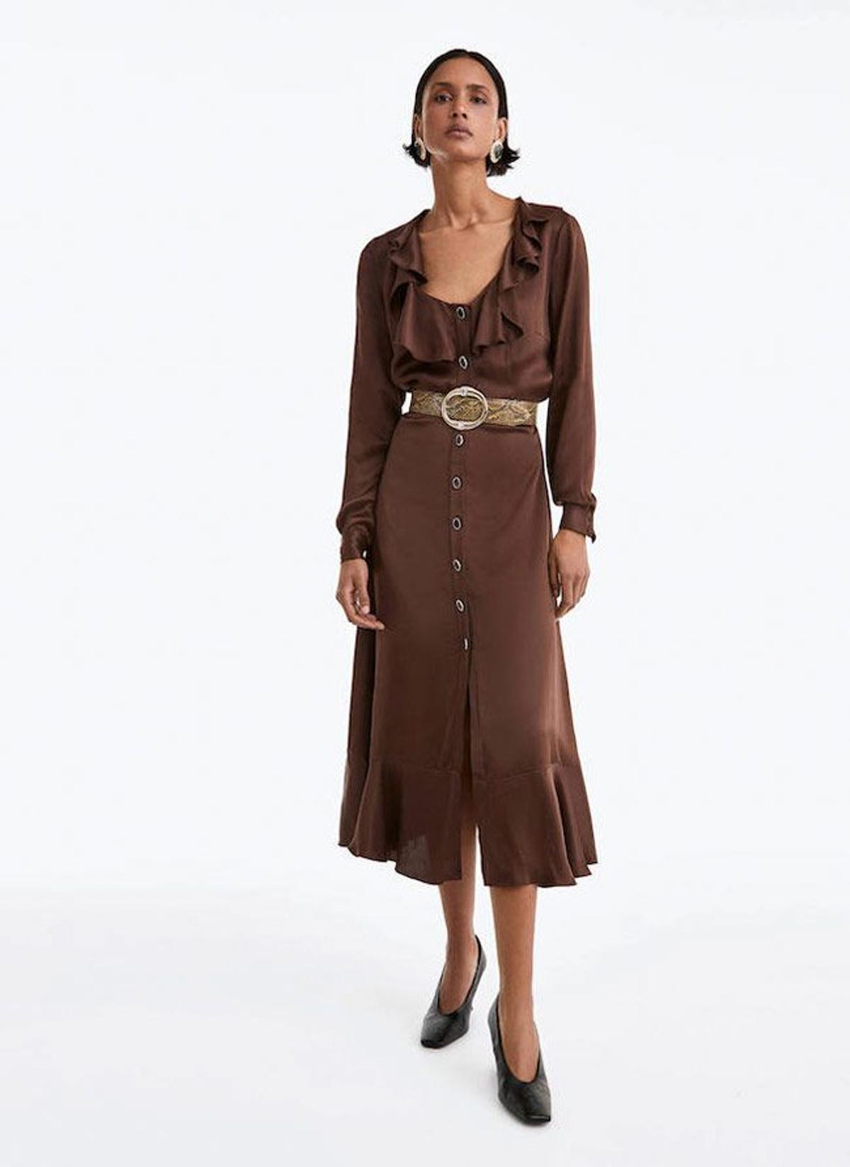 Vestido marrón con botones joya, de Uterqüe