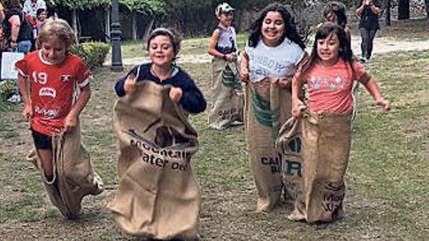 Carrera de sacos en la foliada