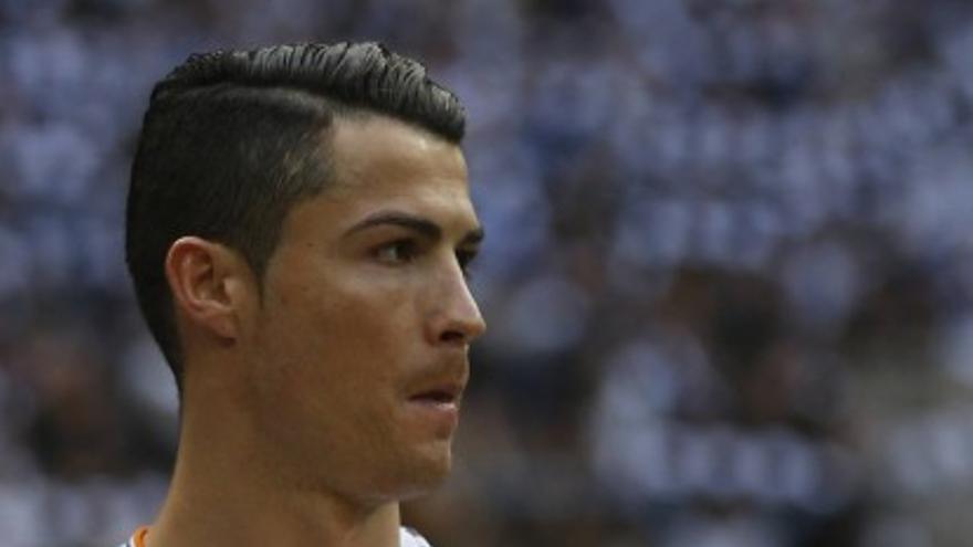 Cristiano Ronaldo ofrece el Balón de Oro al Bernabéu
