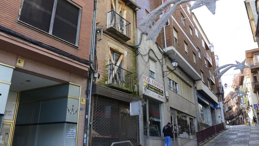 Aspecto del número 8 de la calle Santa Cruz (con cruces de San Andrés en las ventanas), que deberá ser demolido debido a su estado de ruina.