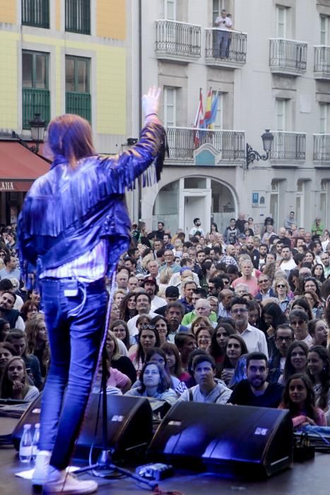 Carlos Sadness en la Plaza Mayor de Gijón