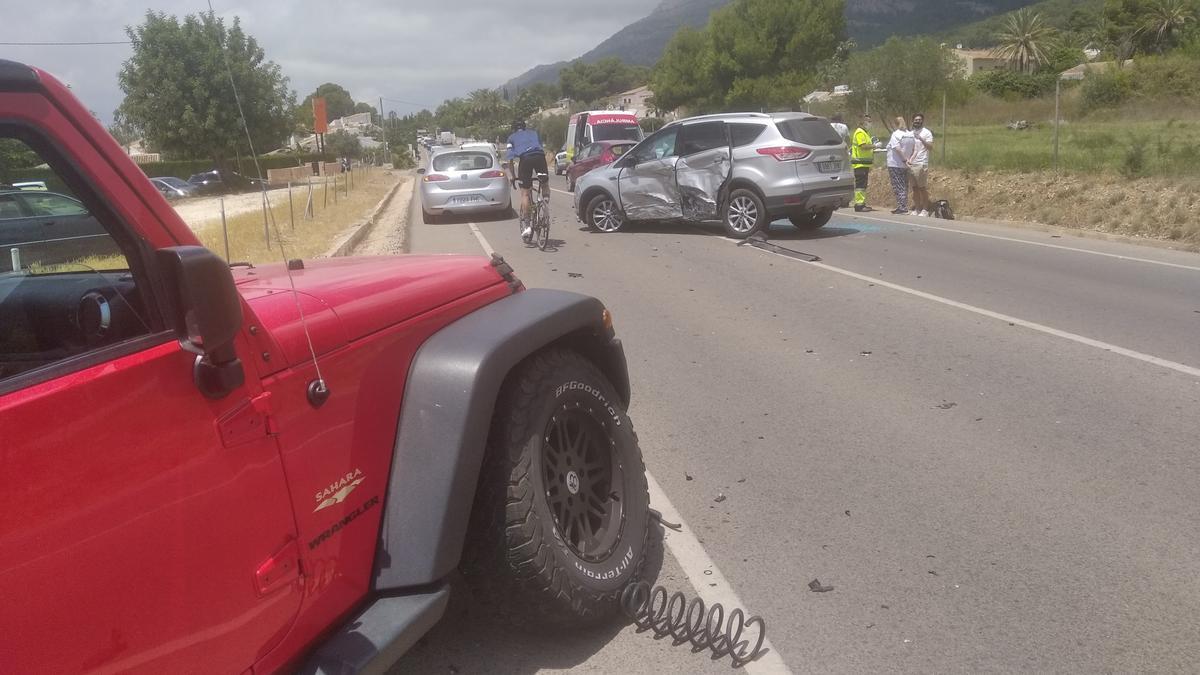 Dos de los coches han recibido el impacto en un lateral al tratar de esquivar el accidente