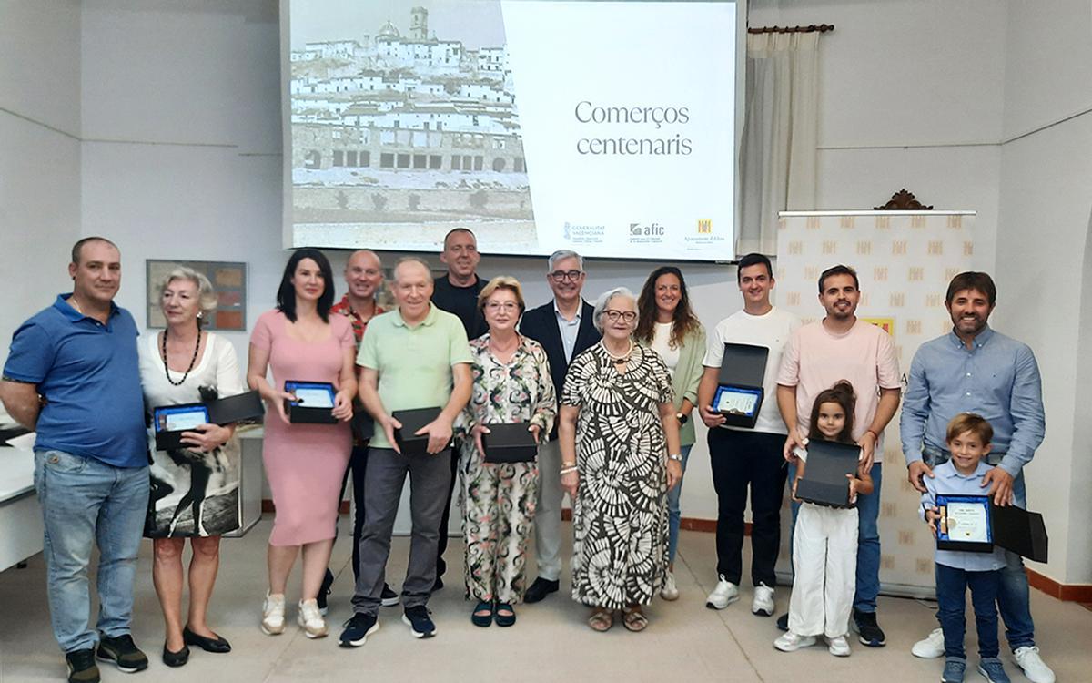 Foto de familia de los propietarios de los comercios centenarios junto al alcalde y el concejal de Comercio de Altea (en el centro, de negro).