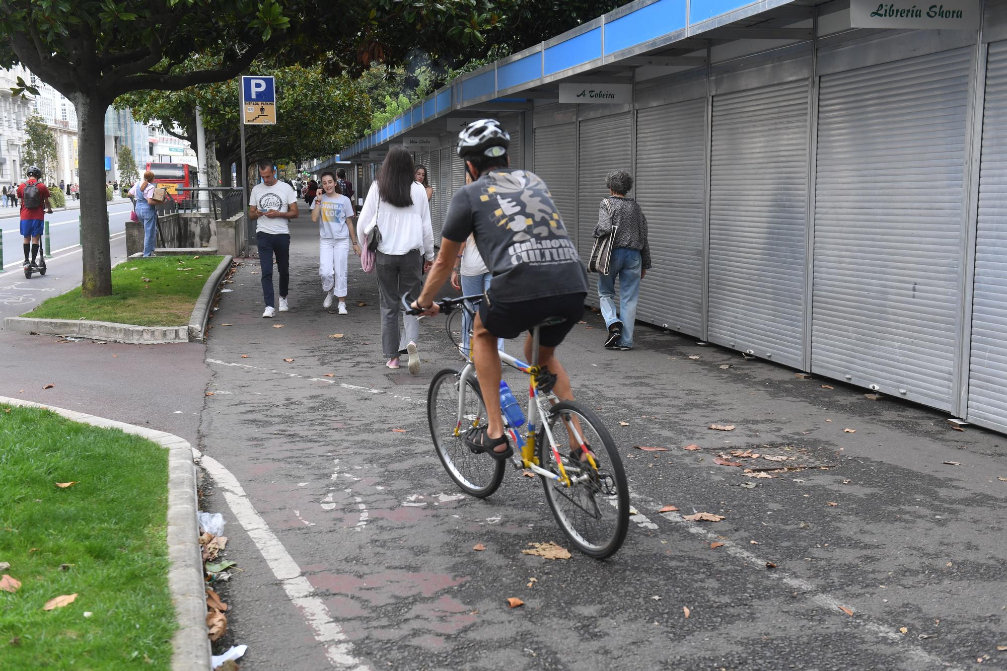 Mal estado del carril bici en los jardines de Méndez Núñez