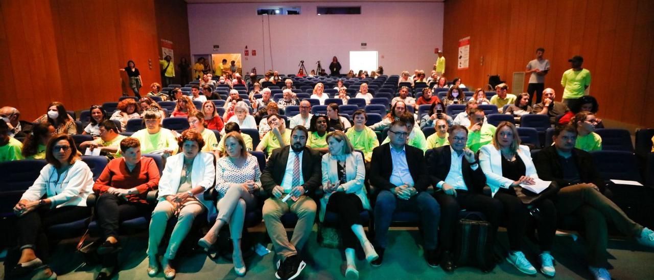 Representantes institucionales, de empresas colaboradoras, usuarios y voluntarios, ayer en el Auditorio de Cas Serres