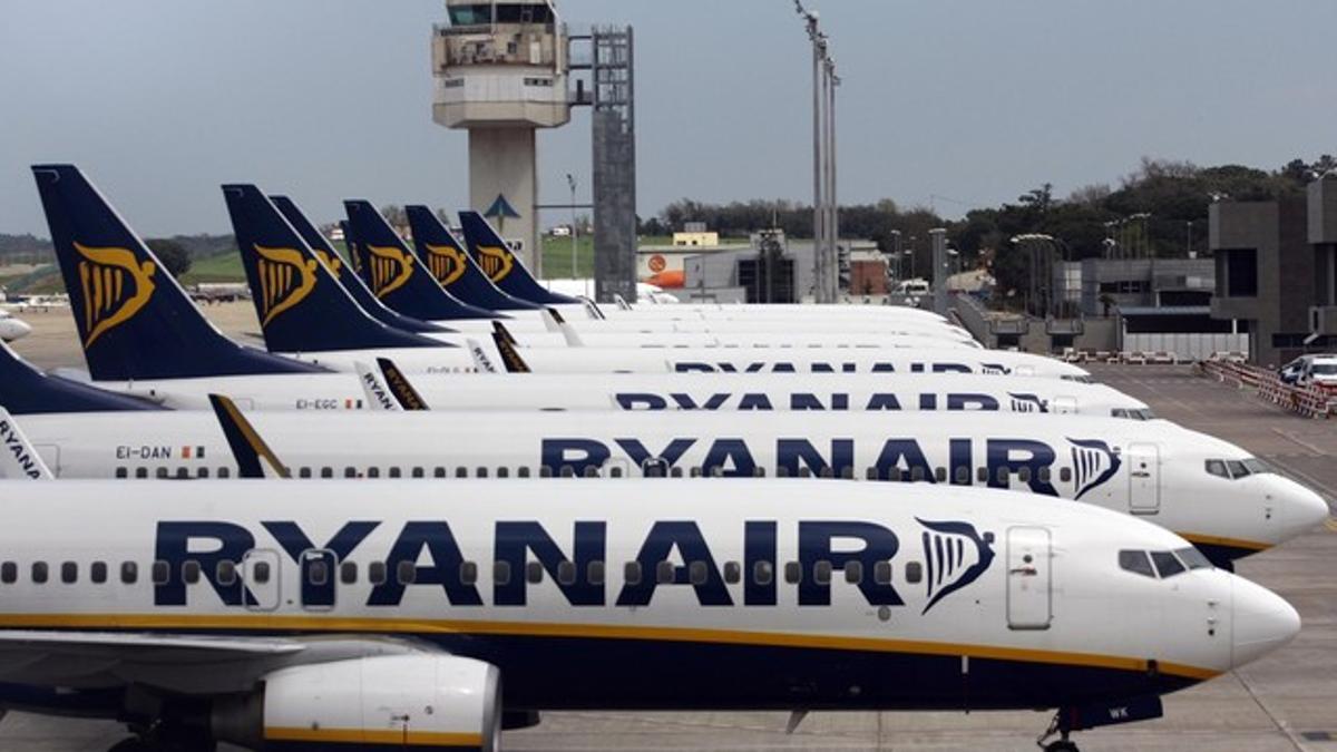 Aviones de Ryanair alineados en el aeropuerto de Girona.