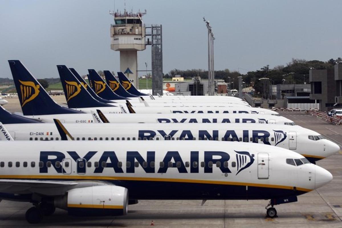 Avions de Ryanair alineats a l’aeroport de Girona.