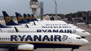 Avions de Ryanair alineats a l’aeroport de Girona.