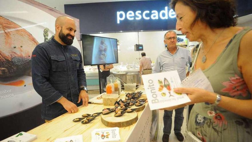 La demostración gastronómica tuvo lugar en el Centro Comercial Arousa. // Iñaki Abella