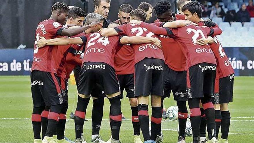 Los jugadores hacen una piña antes del encuentro ante el Celta en Balaídos.