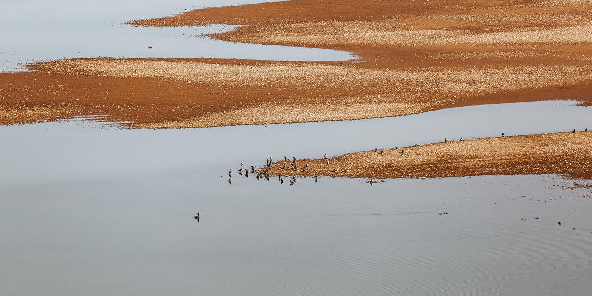 Vista del Embalse Torre de Abraham, originalmente con una capacidad de 180 hectómetros cúbicos pero que en estos momentos se encuentra al 6-7% de su capacidad total.