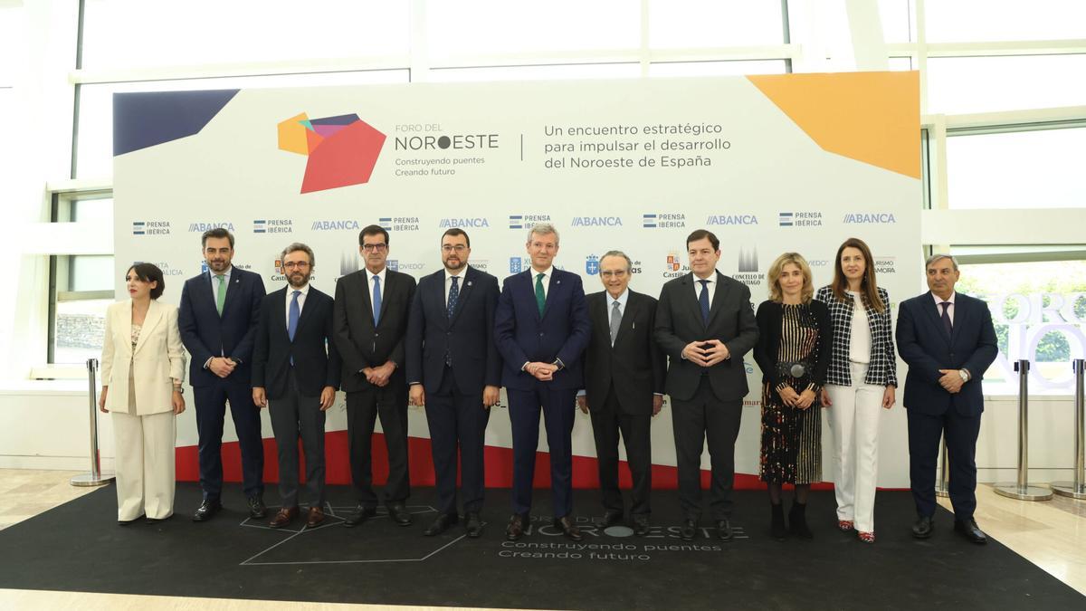 Por la izquierda, María Jesús Lorenzana, conselleira de Economía e Industria de la Xunta, Diego Calvo, conselleiro de Presidencia de la Xunta, Aitor Moll, Rui Moreira, alcalde de Oporto, Adrián Barbón, presidente del Principado de Asturias, Alfonso Rueda, presidente de la Xunta de Galicia, Javier Moll, Alfonso Fernández Mañueco, presidente de la Junta de Castilla y León, Ainhoa Moll, María José Gómez, conselleira do Medio Rural, y José Luis Sanz Merino, consejero de Movilidad y Transformación Digital de la Junta de Castilla y León.