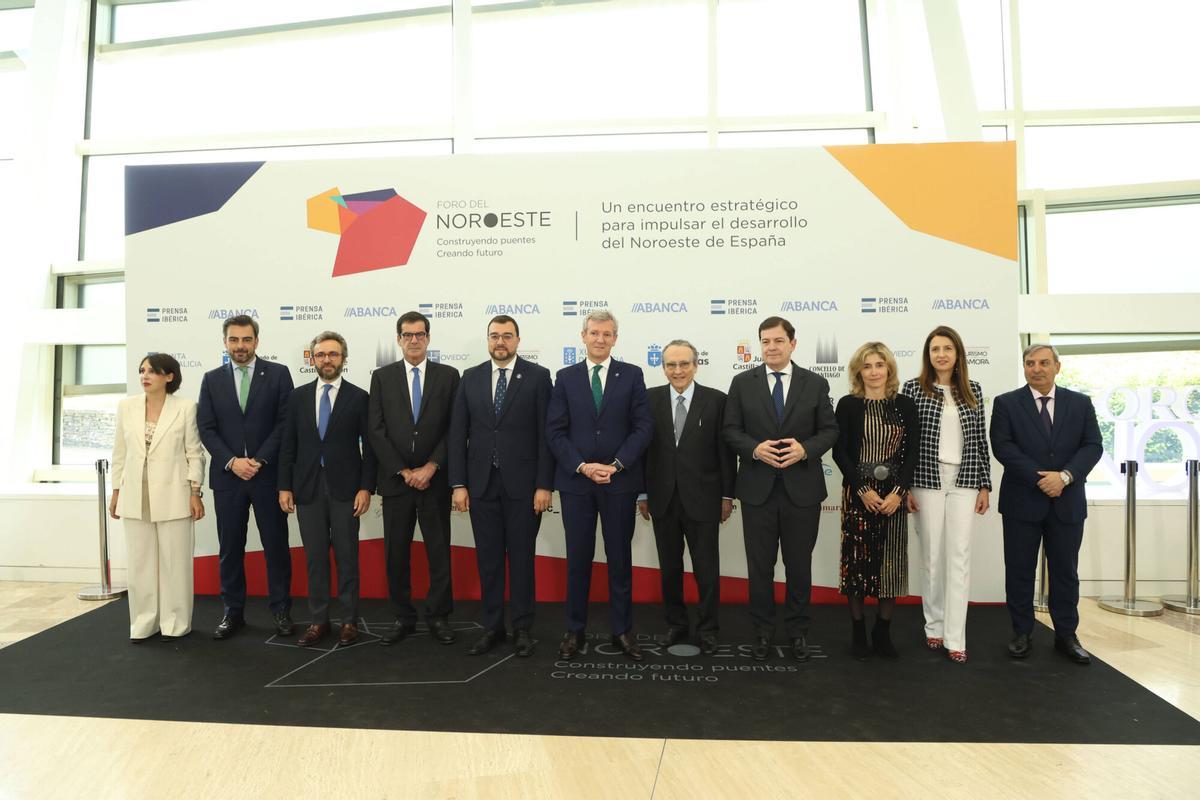 Por la izquierda, María Jesús Lorenzana, conselleira de Economía e Industria de la Xunta, Diego Calvo, conselleiro de Presidencia de la Xunta, Aitor Moll, Rui Moreira, alcalde de Oporto, Adrián Barbón, presidente del Principado de Asturias, Alfonso Rueda, presidente de la Xunta de Galicia, Javier Moll, presidente de Prensa Ibérica, Alfonso Fernández Mañueco, presidente de la Junta de Castilla y León, Ainhoa Moll, María José Gómez, conselleira do Medio Rural, y José Luis Sanz Merino, consejero de Movilidad y Transformación Digital de la Junta de Castilla y León.