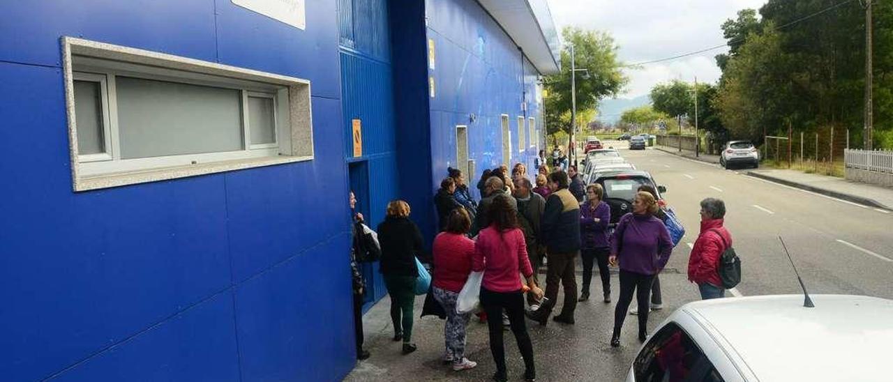 Parte del personal, ayer, saliendo de las instalaciones de la conservera tras reunirse con los sindicatos. // Gonzalo Núñez