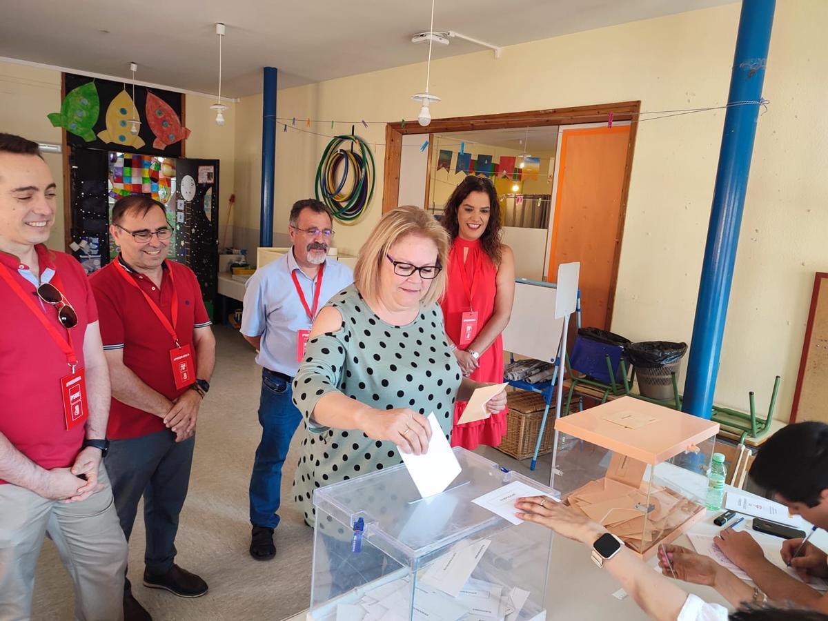 La número dos al Senado por el PSOE, Mariám Martínez, votando en el colegio electoral de Buenos Aires.