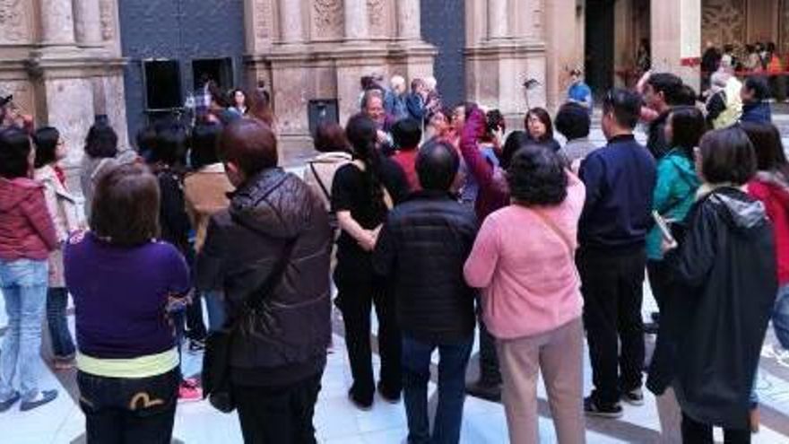 Grup de turistes fent un recorregut per Montserrat acompanyats d&#039;un guia