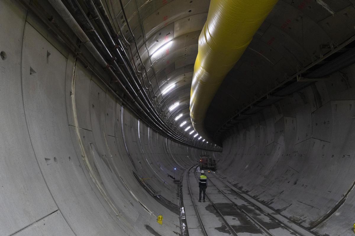 En el interior de la tuneladora de la L9 del metro