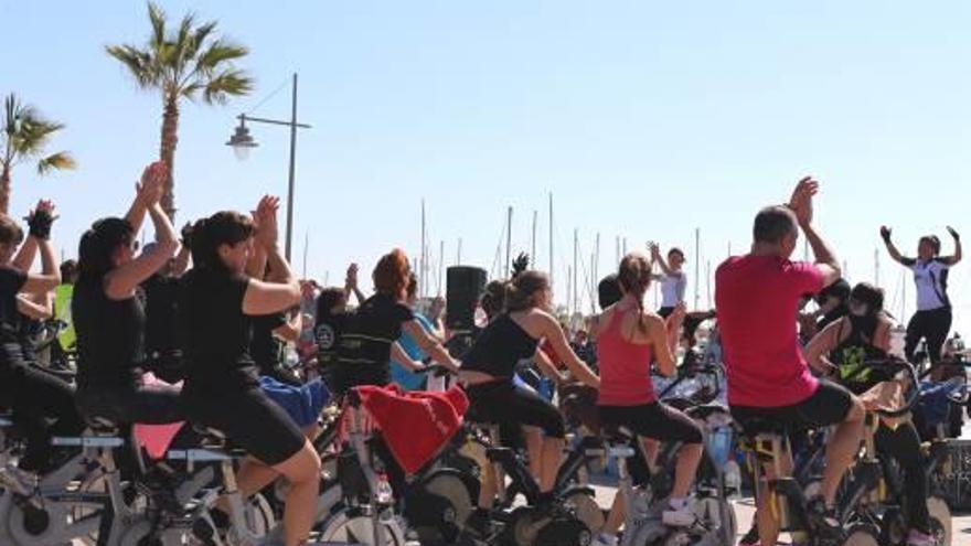 Gente practicando spinning, en una imagen de la primera edición del evento en Santa Pola.