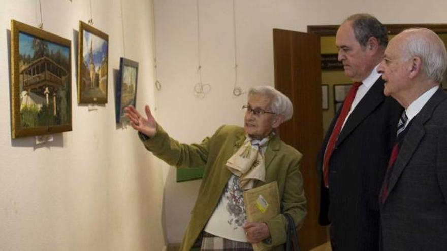 Visitantes, ayer, en la exposición de trabajos de los alumnos del Jovellanos.