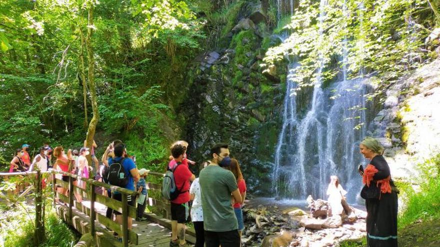 Una sesión de la ruta teatralizada a la cascada de Xurbeo.