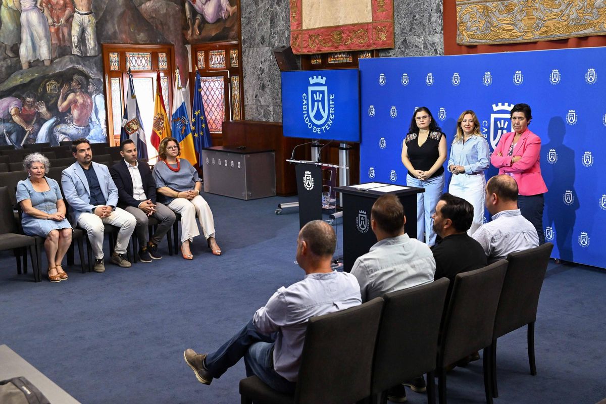Los alcaldes de los municipios beneficados, en el Salón Noble del Cabildo