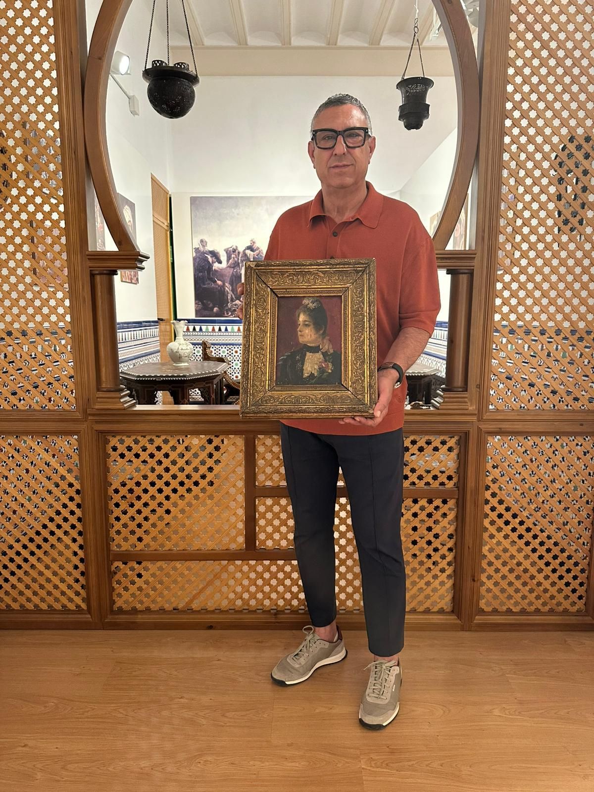 El alcalde de Tírig posa con la obra de Puig Roda recibida a través de una donación desde Navarra.