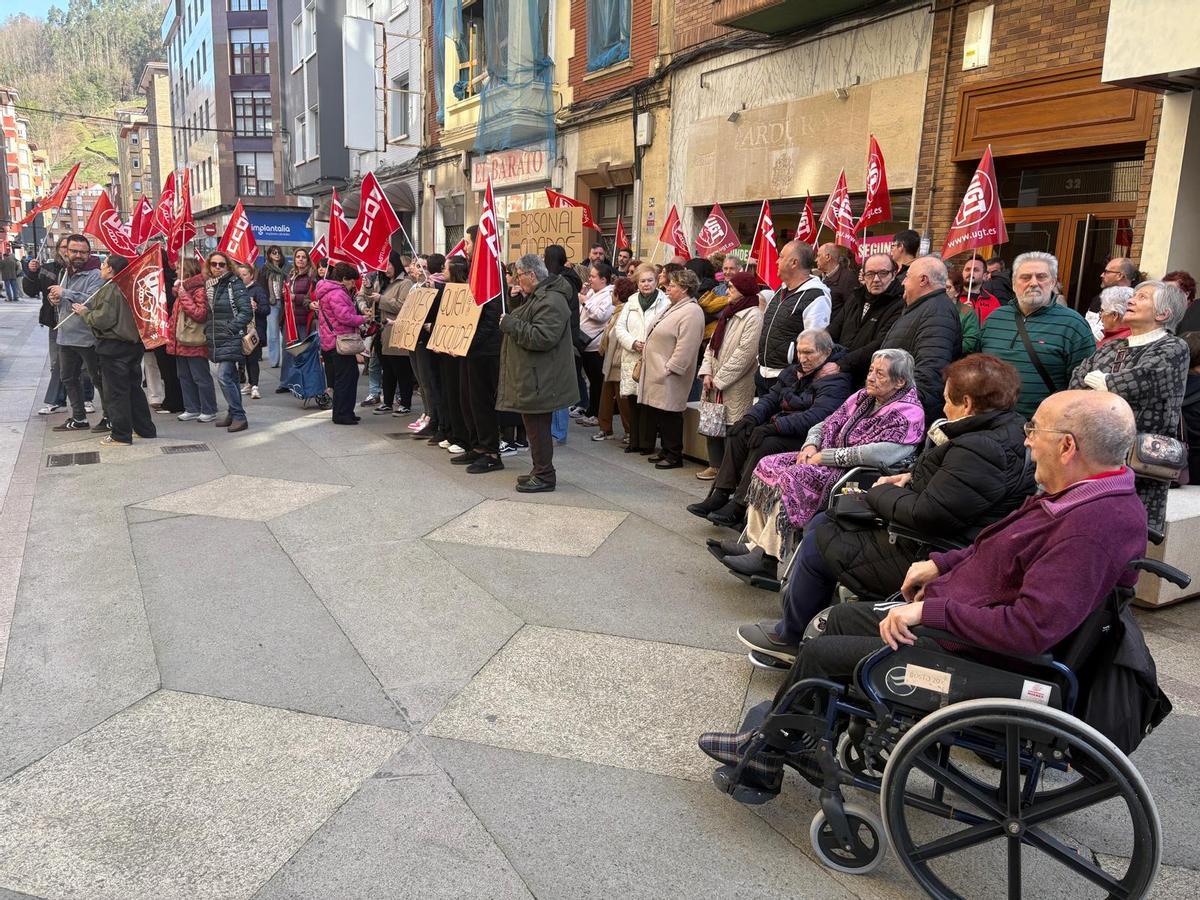 Concentración para denunciar recortes de personal en la Residencia de mayores Valle del Caudal, en Mieres