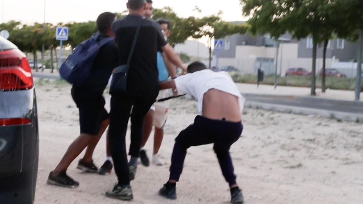 Entre la polémica y las peleas: así son las entregas de alimentos de las ONG a las personas sin techo en Alicante